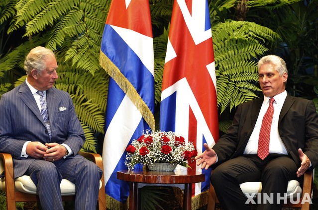 【아바나(쿠바)= 신화/뉴시스】 지난 4월 26일 쿠바를 방문한 영국의 찰스 왕자와 회담을 하는 미겔 디아스카넬 쿠바 대통령(오른쪽). 그는 베네수엘라에서 열리는 올해의 상파울루포럼에 참석해 28일 마두로 정부에 대한 지지를 재확인했다.