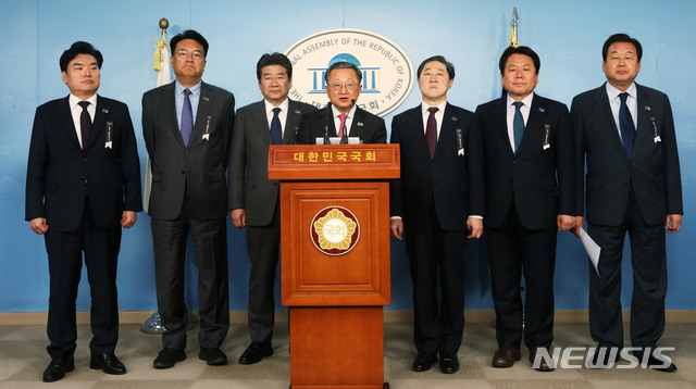 【서울=뉴시스】홍효식 기자 = 국회 외교통일위원회 소속 자유한국당 김재경 간사를 비롯한 의원들이 26일 오후 서울 여의도 국회 본청 정론관에서 김연철 통일부 장관 후보자의 편향된 대북관, 막말 발언, 부동산 차명거래 의혹 등을 언급하며 자진사퇴를 촉구하고 있다. 왼쪽부터 원유철, 정진석, 강석호, 김재경, 유기준, 정양석, 김무성 의원. 2019.03.26.&nbsp; yesphoto@newsis.com 