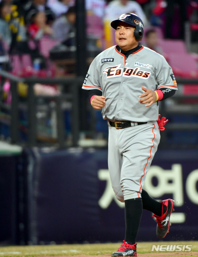 【광주=뉴시스】류형근 기자 = 26일 오후 광주 북구 광주-기아챔피언스필드에서 열린 2019프로야구 KIA 타이거즈 대 한화 이글스의 경기, 2회초 무사 2루에서 한화 2루주자 김태균이 6번타자 이성열의 홈런을 틈타 득점하고 있다. 2019.03.26. hgryu@newsis.com