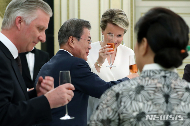 【서울=뉴시스】박진희 기자 = 문재인 대통령과 부인 김정숙 여사가 26일 청와대 영빈관에서 벨기에 필립 국왕과 부인 마틸드 왕비와 함께 국빈방문 환영만찬을 하고 있다. 2019.03.26. pak7130@newsis.com