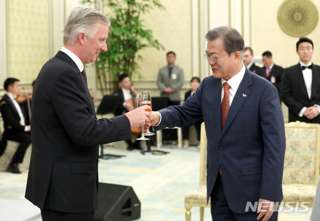 【서울=뉴시스】박진희 기자 = 문재인 대통령이 26일 청와대 영빈관에서 벨기에 필립 국왕과 벨기에 국왕 내외 국빈방문 환영만찬을 하고 있다. 2019.03.26.pak7130@newsis.com