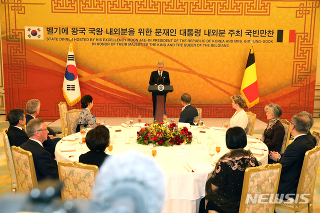 【서울=뉴시스】박진희 기자 = 문재인 대통령과 부인 김정숙 여사가 26일 청와대 영빈관에서 국빈 방한중인 벨기에 필립 국왕과 부인 마틸드 왕비와 함께 공식 환영만찬을 하고 있다. 2019.03.26. pak7130@newsis.com