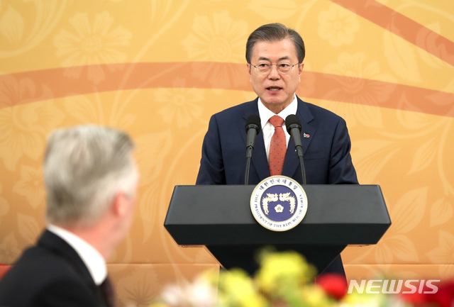 【서울=뉴시스】박진희 기자 = 문재인 대통령이 26일 청와대 영빈관에서 열린 '필립 벨기에 국왕 내외 국빈방문 환영만찬'에 참석하여 건배사를 하고 있다. 2019.03.26. pak7130@newsis.com