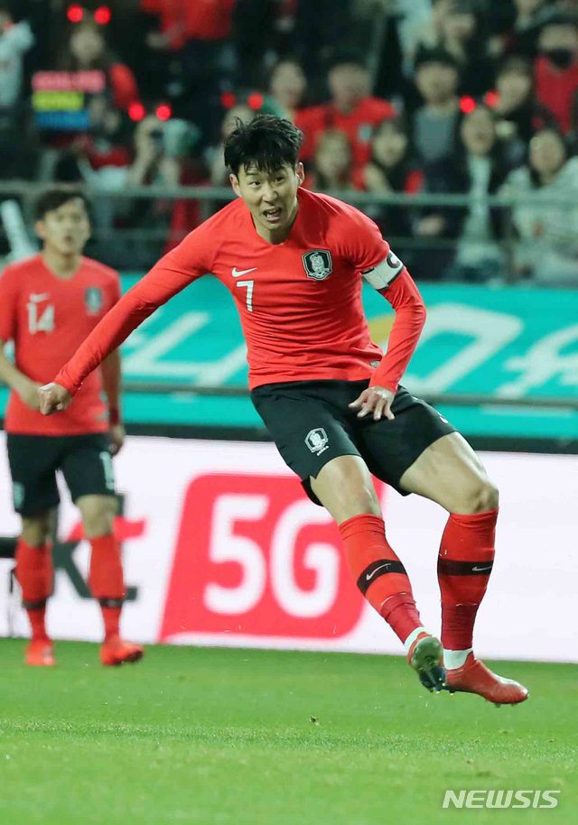 【서울=뉴시스】이영환 기자 = 26일 오후 서울 마포구 상암월드컵경기장에서 열린 축구국가 대표팀 평가전 대한민국 대 콜롬비아의 경기, 대한민국 손흥민이 슛을 시도하고 있다. 2019.03.26.&nbsp; 20hwan@newsis.com