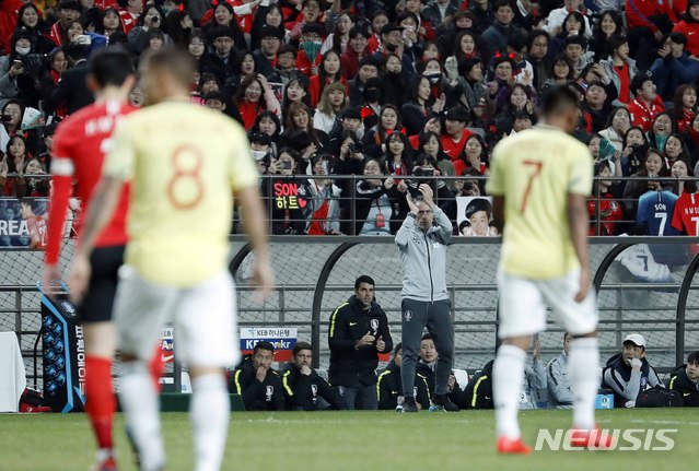 【서울=뉴시스】최동준 기자 = 26일 오후 서울 마포구 상암월드컵경기장에서 열린 축구국가 대표팀 평가전 대한민국 대 콜롬비아의 경기, 손흥민이 슈팅을 시도하자 벤투 감독이 박수치고 있다. 2019.03.26. photocdj@newsis.com