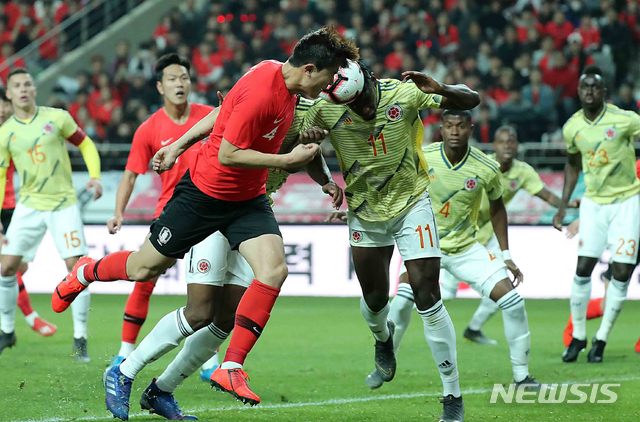 【서울=뉴시스】이영환 기자 = 26일 오후 서울 마포구 상암월드컵경기장에서 열린 축구국가 대표팀 평가전 대한민국 대 콜롬비아의 경기, 대한민국 김민재가 헤딩 슛을 시도하고 있다. 2019.03.26. 20hwan@newsis.com