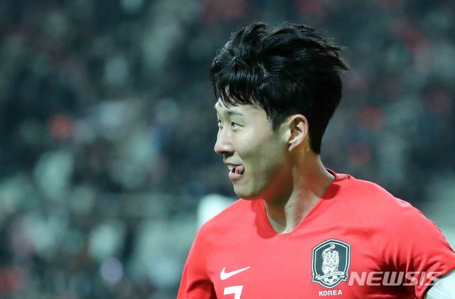 【서울=뉴시스】이영환 기자 = 26일 오후 서울 마포구 상암월드컵경기장에서 열린 축구국가 대표팀 평가전 대한민국 대 콜롬비아의 경기, 대한민국 손흥민이 골을 넣고 기뻐하고 있다. 2019.03.26.&nbsp;&nbsp; 20hwan@newsis.com