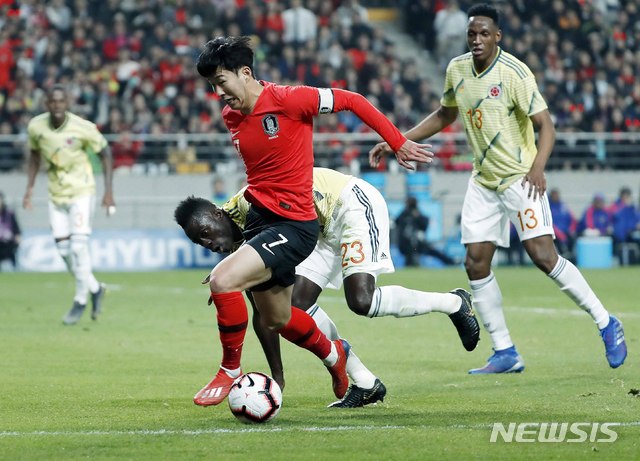 【서울=뉴시스】최동준 기자 = 26일 오후 서울 마포구 상암월드컵경기장에서 열린 축구국가 대표팀 평가전 대한민국 대 콜롬비아의 경기, 손흥민이 콜롬비아 다빈손 산체스(23번), 예리 미나의 수비를 피해 드리블 하고 있다. 2019.03.26. photocdj@newsis.com