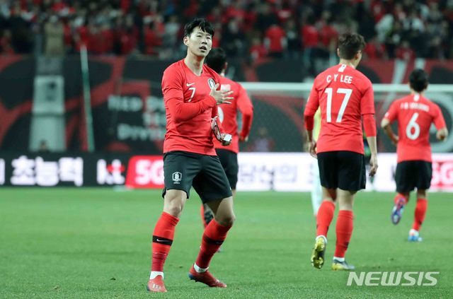 【서울=뉴시스】이영환 기자 = 26일 오후 서울 마포구 상암월드컵경기장에서 열린 축구국가 대표팀 평가전 대한민국 대 콜롬비아의 경기, 대한민국 손흥민이 골을 넣고 기뻐하고 있다. 2019.03.26. 20hwan@newsis.com