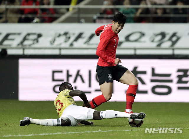 South Korea's Son Heung-min is challenged by Colombia's Davinson Sanchez during the friendly soccer match between South Korea and Colombia at Seoul World Cup Stadium in Seoul, South Korea, Tuesday, March 26, 2019. (AP Photo/Lee Jin-man)