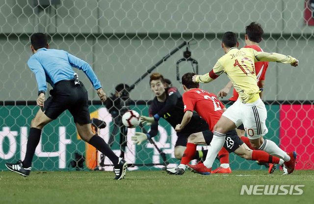 【서울=뉴시스】최동준 기자 = 26일 오후 서울 마포구 상암월드컵경기장에서 열린 축구국가 대표팀 평가전 대한민국 대 콜롬비아의 경기, 조현우가 콜롬비아 슛을 막아내고 있다. 2019.03.26. photocdj@newsis.com