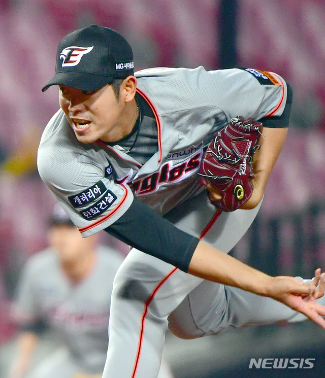 【광주=뉴시스】류형근 기자 = 26일 오후 광주 북구 광주-기아챔피언스필드에서 열린 2019프로야구 KIA 타이거즈 대 한화 이글스의 경기, 9회말 무사에서 마운드에 오른 한화 바뀐투수 이태양이 역투하고 있다. 2019.03.26. hgryu@newsis.com