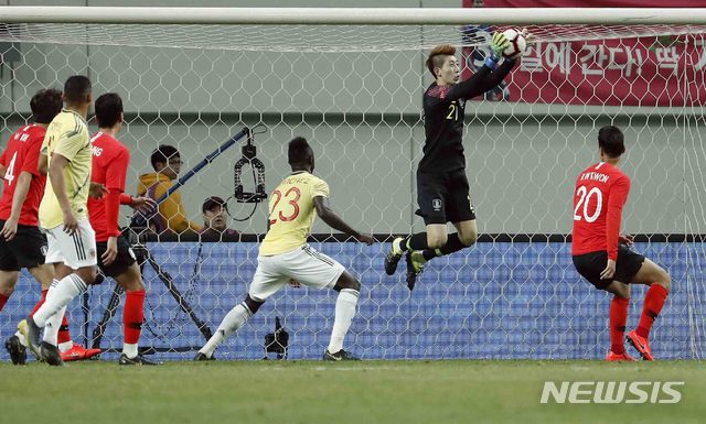 【서울=뉴시스】최동준 기자 = 26일 오후 서울 마포구 상암월드컵경기장에서 열린 축구국가 대표팀 평가전 대한민국 대 콜롬비아의 경기, 조현우가 콜롬비아 공격을 막아내고 있다. 2019.03.26.&nbsp; photocdj@newsis.com
