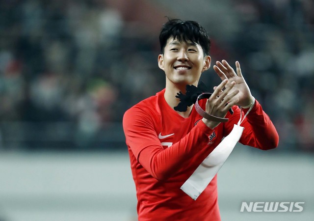 【서울=뉴시스】최동준 기자 = 26일 오후 서울 마포구 상암월드컵경기장에서 열린 축구국가 대표팀 평가전 대한민국 대 콜롬비아의 경기에서 한국이 2:1로 승리했다. 경기 MVP로 선정된 손흥민이 시상식을 마치고 경기장을 돌며 팬들에게 인사하고 있다 2019.03.26. photocdj@newsis.com