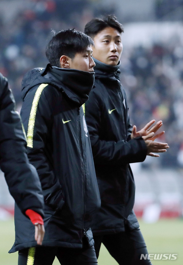 【서울=뉴시스】최동준 기자 = 26일 오후 서울 마포구 상암월드컵경기장에서 열린 축구국가 대표팀 평가전 대한민국 대 콜롬비아의 경기에서 한국이 2:1로 승리했다. 이강인과 백승호가 팬들에게 인사를 위해 그라운드를 돌고 있다. 2019.03.26.&nbsp; photocdj@newsis.com