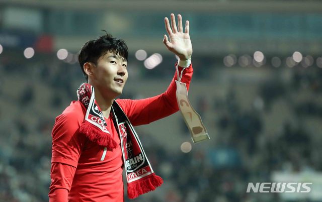 【서울=뉴시스】이영환 기자 = 26일 오후 서울 마포구 상암월드컵경기장에서 열린 축구국가 대표팀 평가전 대한민국 대 콜롬비아의 경기, 2대 1로 승리한 대한민국 대표팀 손흥민이 팬들에게 인사를 하고 있다. 2019.03.26. 20hwan@newsis.com