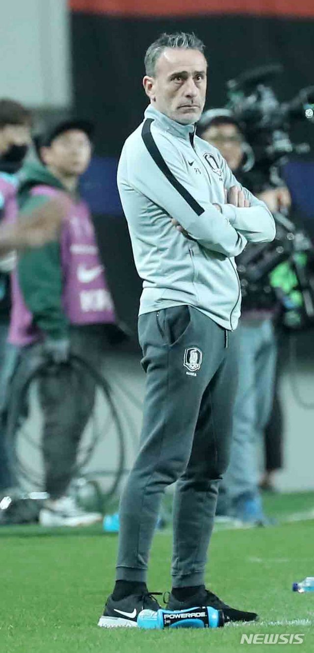 【서울=뉴시스】이영환 기자 = 26일 오후 서울 마포구 상암월드컵경기장에서 열린 축구국가 대표팀 평가전 대한민국 대 콜롬비아의 경기, 대한민국 파울루 벤투 감독이 경기를 지켜보고 있다. 2019.03.26. 20hwan@newsis.com