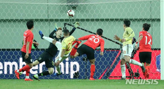 【서울=뉴시스】이영환 기자 = 26일 오후 서울 마포구 상암월드컵경기장에서 열린 축구국가 대표팀 평가전 대한민국 대 콜롬비아의 경기, 대한민국 골키퍼 조현우가 헤이손 무리요의 슛을 막아내고 있다. 2019.03.26. 20hwan@newsis.com