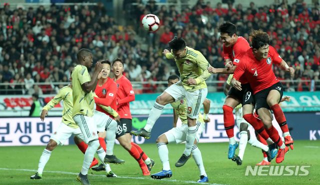 【서울=뉴시스】이영환 기자 = 26일 오후 서울 마포구 상암월드컵경기장에서 열린 축구국가 대표팀 평가전 대한민국 대 콜롬비아의 경기, 대한민국 김민재가 슛을 시도하고 있다. 2019.03.26. 20hwan@newsis.com