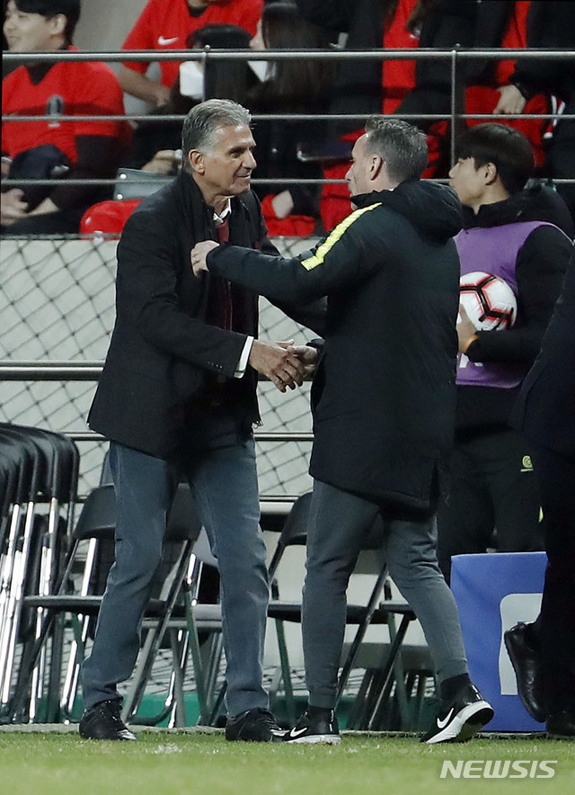 【서울=뉴시스】최동준 기자 = 26일 오후 서울 마포구 상암월드컵경기장에서 열린 축구국가 대표팀 평가전 대한민국 대 콜롬비아의 경기에서 2:1로 한국이 승리했다. 벤투 감독이 케이로스 콜롬비아 감독과 인사를 하고 있다. 2019.03.26.&nbsp; photocdj@newsis.com