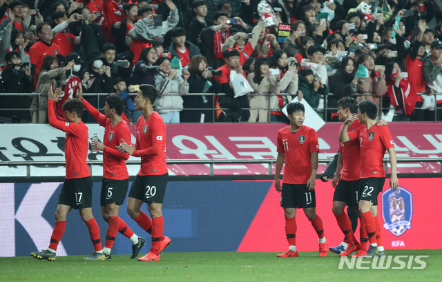 【서울=뉴시스】박미소 수습기자 = 26일 오후 서울 마포구 상암월드컵경기장에서 열린 축구 국가대표팀 평가전 대한민국 대 콜롬비아의 경기가 2대 1로 한국이 승리한 후, 선수들이 팬들에게 인사를 하고 있다. 2019.03.26. misocamera@newsis.com