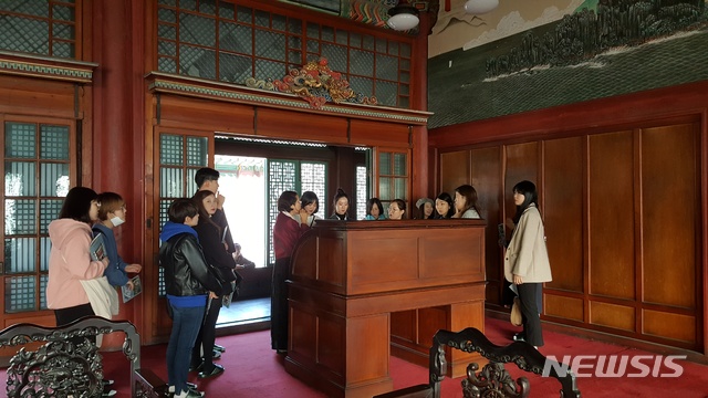 창덕궁 희정당, 문열고 안으로 들어와 둘러보세요