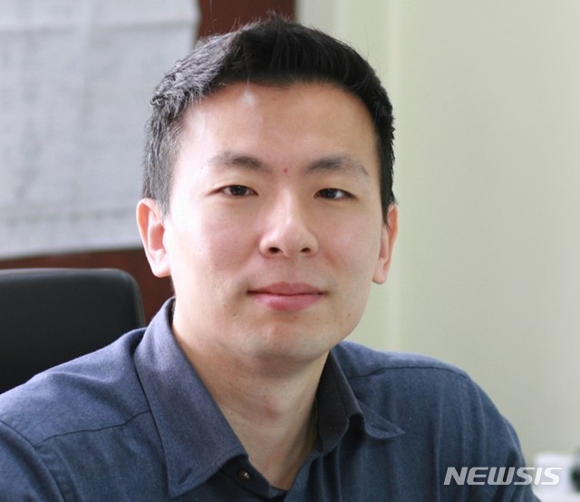 【포항=뉴시스】강진구 기자 = 포스텍(총장 김도연)은 전자전기공학과 홍원빈(사진) 교수 연구팀이 동우화인켐, SK텔레콤, LG전자, 키사이트테크놀로지스, 와이테크(Y.Tech) 등 국내외 선도기업과 함께 세계 처음으로 ‘디스플레이 내장형 안테나’기술을 개발했다고 27일 밝혔다.2019.03.27.(사진=포스텍 제공)  photo@newsis.com