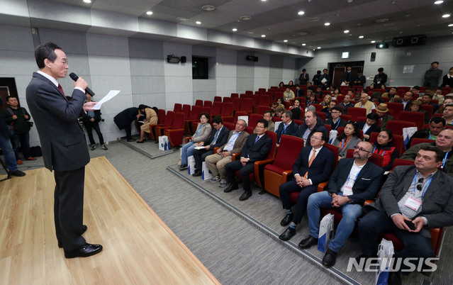 【전주=뉴시스】김민수 기자 = 송하진 전북도지사는 27일 부안 새만금 홍보관에서  2019 세계기자대회 참가 43개국 60여명의 기자단의  새만금 방문 환영행사를 갖고 새만금 중심 전북의 웅비에 관심을 가져달라고 당부했다. photo@newsis.com