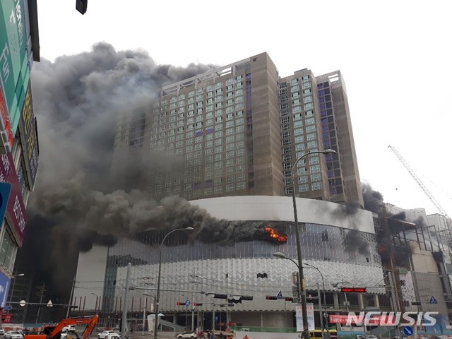 【용인=뉴시스】 조성필 기자 = 연기가 치솟고 있는 경기 용인시 수지구 성복역 인근 롯데몰 신축공사 현장. 2019.03.27 (사진=경기도소방재난본부 제공) photo@newsis.com