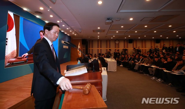 【서울=뉴시스】배훈식 기자 = 27일 오전 서울 강서구 대한항공 본사에서 열린 정기 주주총회에서 의장을 맡은 우기홍 대표이사가 조양호 한진그룹 회장의 사내이사 선임 안건 부결을 알리며 의사봉을 두드리고 있다. 2019.03.27. photo@newsis.com