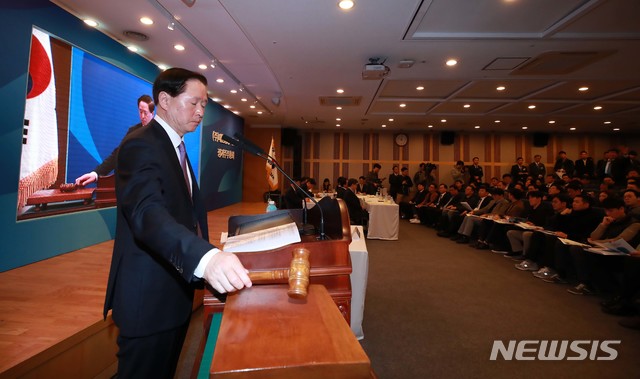 【서울=뉴시스】배훈식 기자 = 27일 오전 서울 강서구 대한항공 본사에서 열린 정기 주주총회에서 의장을 맡은 우기홍 대표이사가 조양호 한진그룹 회장의 사내이사 선임 안건 부결을 알리며 의사봉을 두드리고 있다. 2019.03.27.&nbsp; photo@newsis.com