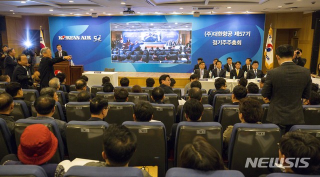 【서울=뉴시스】배훈식 기자 = 27일 서울 강서구 대한항공 본사에서 열린 '대한항공 정기 주주총회'에서 반대 의견을 갖은 주주들이 의견충돌을 빚고 있다. 2019.03.27. photo@newsis.com