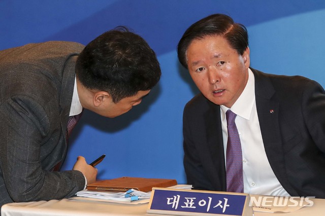 【서울=뉴시스】배훈식 기자 = 우기홍(오른쪽) 대한항공 대표이사가 27일 서울 강서구 대한항공 본사에서 열린 '대한항공 정기 주주총회'에 참석해 총회시작을 기다리고 있다. 2019.03.27. photo@newsis.com