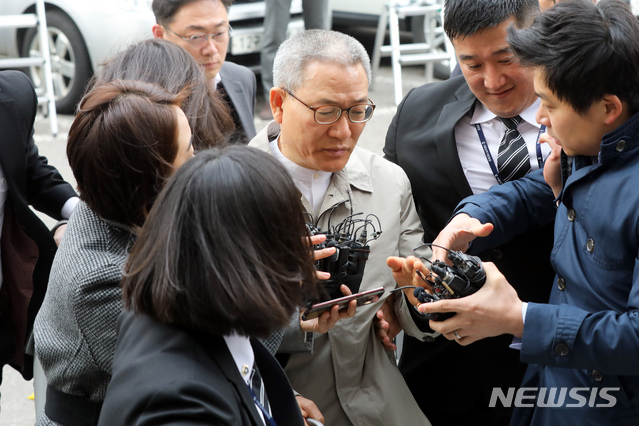 【서울=뉴시스】이윤청 수습기자 = 김성태 자유한국당 의원의 딸을 비롯해 총 6명의 KT 부정채용에 연관된 혐의를 받는 서유열 전 KT홈고객부문 사장이 27일 서울 양천구 서울남부지방법원에서 열린 구속 전 피의자 심문(영장실질심사)에 출석하고 있다. 2019.03.27. radiohead@newsis.com