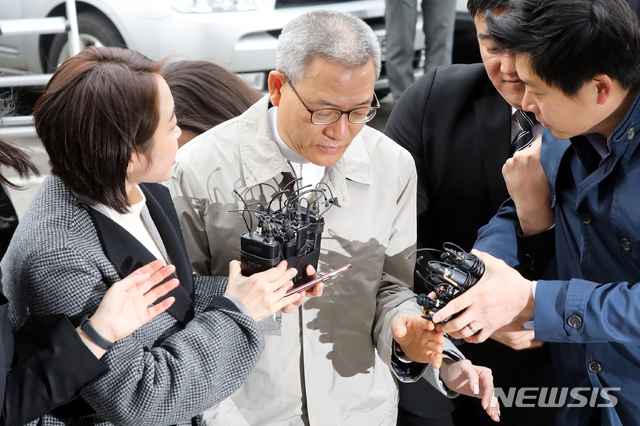 【서울=뉴시스】이윤청 수습기자 = 김성태 자유한국당 의원의 딸을 비롯해 총 6명의 KT 부정채용에 연관된 혐의를 받는 서유열 전 KT홈고객부문 사장이 지난달 27일 서울 양천구 서울남부지방법원에서 열린 구속 전 피의자 심문(영장실질심사)에 출석하고 있다. 2019.03.27. radiohead@newsis.com