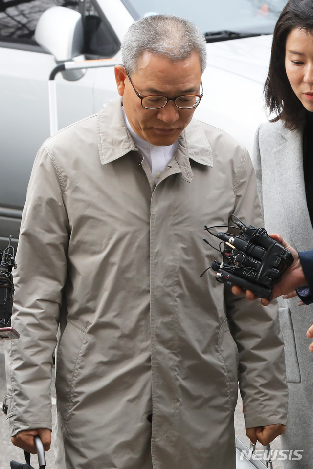 【서울=뉴시스】이윤청 수습기자 = 김성태 자유한국당 의원의 딸을 비롯해 총 6명의 KT 부정채용에 연관된 혐의를 받는 서유열 전 KT홈고객부문 사장이 지난 3월27일 서울 양천구 서울남부지법에서 열린 구속 전 피의자 심문(영장실질심사)에 출석하고 있다. 2019.03.27. radiohead@newsis.com