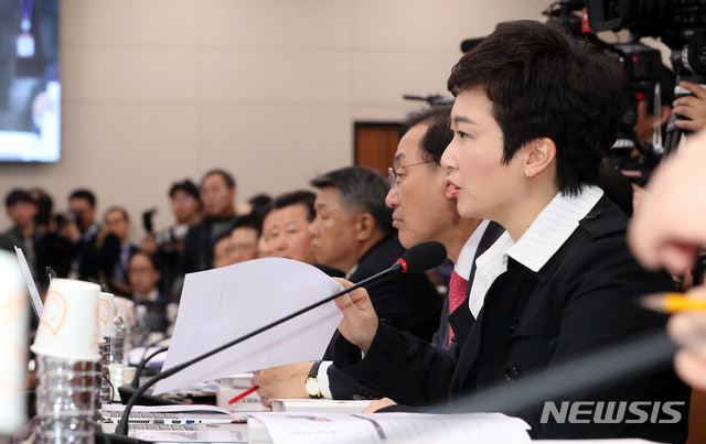 【서울=뉴시스】이종철 기자 = 바른미래당 이언주 의원이 27일 서울 여의도 국회에서 열린 산업통상자원중소벤처기업위원회 전체회의 박영선 중소벤처기업부장관 후보자 인사청문회에서 항의를 하고 있다. 2019.03.27.&nbsp; jc4321@newsis.com