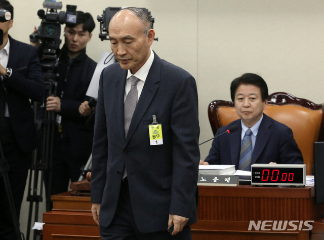 【서울=뉴시스】박영태 기자 = 27일 오전 서울 영등포구 여의도 국회에서 열린 과학기술정보방송통신위원회 전체회의 과학기술정보통신부장관(후보자 조동호) 인사청문회에서 조동호 후보자가 선서문을 노웅래 위원장에 전달한 후 자리로 돌아오고 있다. 2019.03.27. since1999@newsis.com