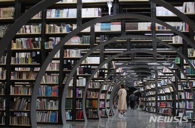 【서울=뉴시스】김진아 기자 = 27일 서울 송파구 신천유수지 창고를 리모델링한 공공 헌책방 ‘서울책보고’에서 시민들이 책을 고르고 있다. ‘서울책보고’는 규모 1465㎡의 초대형 헌책방으로 기존 도서관에서는 접하기 어려운 독립출판물과 명사의 기증도서 컬렉션까지 총 13만여 권의 책을 한 자리에서 만날 수 있다. 2018.03.27. bluesoda@newsis.com