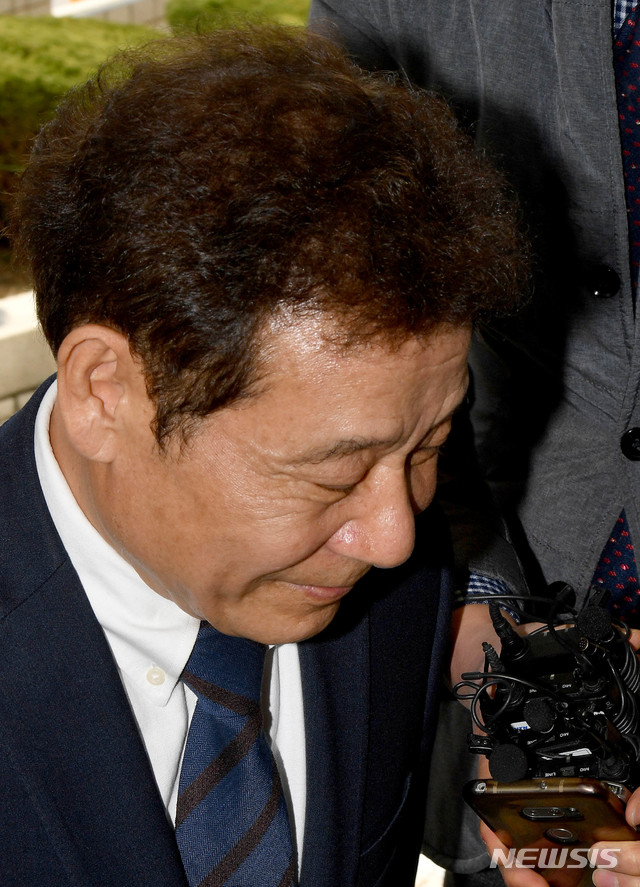 【광주=뉴시스】 신대희 기자 = 공직선거법 위반 혐의 등을 받는 윤장현 전 광주시장이 27일 오후 자신의 세 번째 재판에 출석하려고 광주 동구 광주지법 법정동으로 들어서고 있다. 2019.03.27. sdhdream@newsis.com