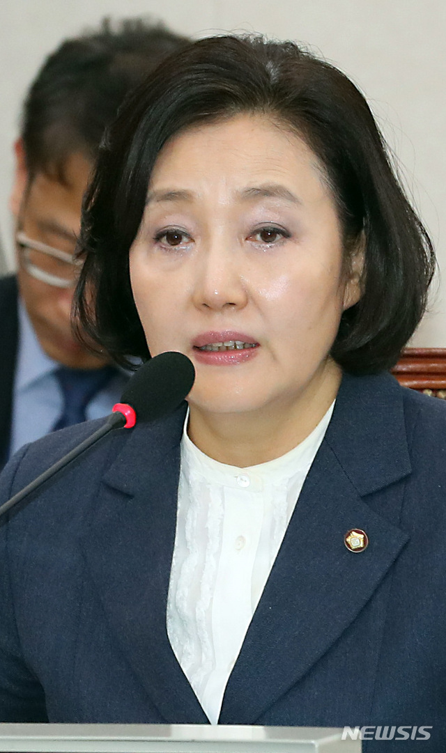 【서울=뉴시스】이종철 기자 = 박영선 중소벤처기업부장관 후보자가 27일 서울 여의도 국회에서 열린 산업통상자원중소벤처기업위원회 전체회의 인사청문회에서 답변을 하고 있다. 2019.03.27.&nbsp; jc4321@newsis.com