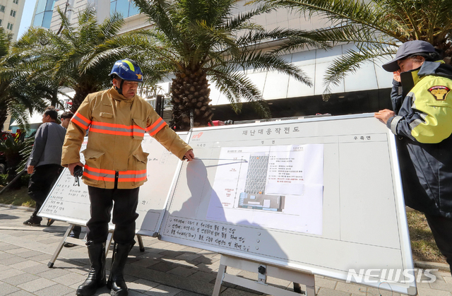 【제주=뉴시스】우장호 기자 = 27일 오후 제주시 연동 롯데시티호텔제주에서 도심지 고층건축물 화재를 대비한 70m 굴절사다리차 활용 소방훈련이 진행된 가운데 황승철 제주소방서장이 훈련 개요를 설명하고 있다. 70m 굴절사다리차는 지난해 12월 초대형 건축물에 발생할 수 있는 재난에 신속하게 대응키 위해 전국에서 5번째로 제주도에 도입, 제주소방서 노형119센터에 배치됐다. 2019.03.27. woo1223@newsis.com