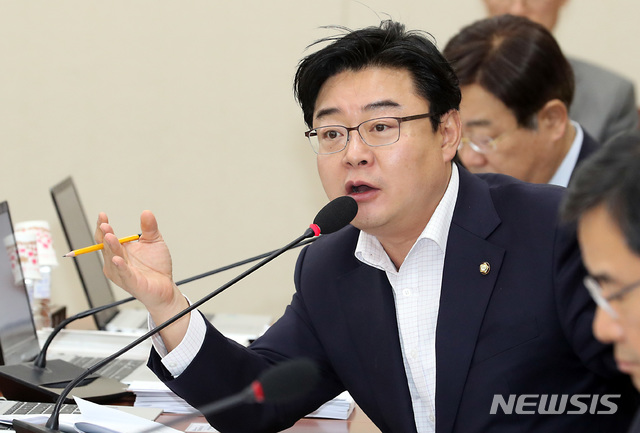【서울=뉴시스】이종철 기자 = 한국당 김성원 의원이 27일 오후 서울 여의도 국회에서 열린 정무위원회 전체회의에서 질의를 하고 있다. 2019.03.27.&nbsp; jc4321@newsis.com 