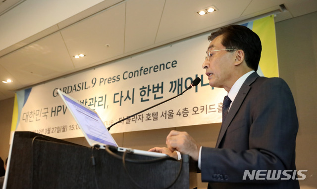 【서울=뉴시스】김선웅 기자 = 27일 오후 서울 중구 더플라자호텔에서 '대한민국 HPV 예방관리, 다시 한 번 깨어나다'를 주제로 한 한국MSD의 인유두종 바이러스(HPV) 백신 '가다실9' 기자간담회에서 김영탁 서울아산병원 산부인과 교수가 한국인 대상 9가 HPV 백신 관련 연구 결과를 소개하고 있다. 한국 MSD는 '가다실9'가 국내 여성 대상으로 높은 자궁경부암 예방 효과를 확인 했으며 한국 여성은 16형, 18형 외에도 가다실9에만 포함되어 있는 33, 58형이 호발하며 기존 백신 대비 가다실9에 포함된 추가 5가지 유형을 통해 자궁경부암 예방범위를 70%에서 90%로 넓힐 수 있는 것으로 기대한다고 밝혔다. 2019.03.27. mangusta@newsis.com