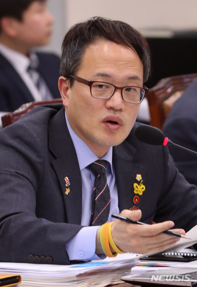 【서울=뉴시스】홍효식 기자 = 더불어민주당 박주민 의원이 27일 오후 서울 여의도 국회 본청 법제사법위원회 회의실에서 열린 전체회의에서 질의하고 있다. 2019.03.27.&nbsp; yesphoto@newsis.com