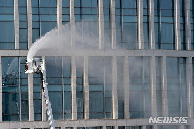 [제주=뉴시스]우장호 기자 = 27일 오후 제주시 연동 롯데시티호텔제주에서 도심지 고층건축물 화재를 대비한 70m 굴절사다리차 활용 소방훈련이 진행되고 있다. 70m 굴절사다리차는 지난해 12월 초대형 건축물에 발생할 수 있는 재난에 신속하게 대응키 위해 전국에서 5번째로 제주도에 도입, 제주소방서 노형119센터에 배치됐다. 2019.03.27. woo1223@newsis.com