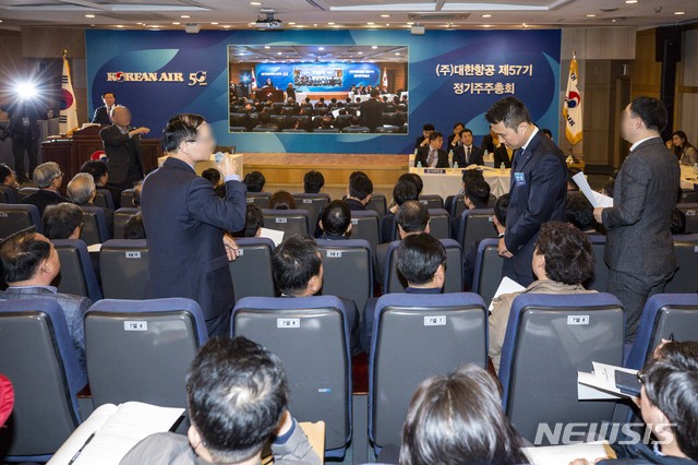 【서울=뉴시스】배훈식 기자 = 27일 서울 강서구 대한항공 본사에서 열린 '대한항공 정기 주주총회'에서 반대 의견을 가진 주주들이 의견충돌을 빚고 있다. 2019.03.27. photo@newsis.com