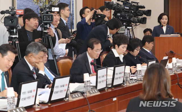 【서울=뉴시스】이종철 기자 = 박영선 중소벤처기업부장관 후보자가 27일 서울 여의도 국회에서 열린 산업통상자원중소벤처기업위원회 전체회의 인사청문회에서 보고를 하고 있다. 2019.03.27. jc4321@newsis.com