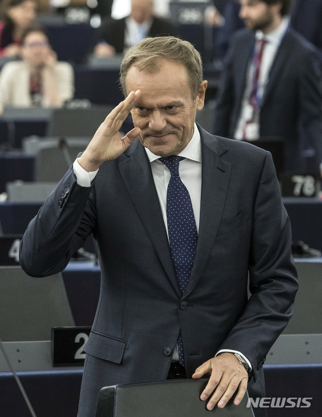 27일 투스크 유럽연합 정상회의 상임의장이 유럽의회에 참석해 21일의 정상회의 브렉시트 결정을 보고하기 앞서 인사하고 있다 AP