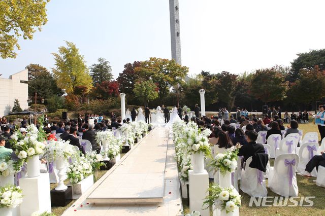 【서울=뉴시스】서울 노원구는 다문화 가정 등 지역 주민들을 위해 무료 합동결혼식을 연다고 28일 밝혔다. 2019. 03.28. (사진=노원구 제공)